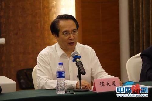 侨商投资环境专题调研座谈会27日晚在北京举行,中央统战部副部长谭天星出席会议并讲话。 周欣嫒 摄