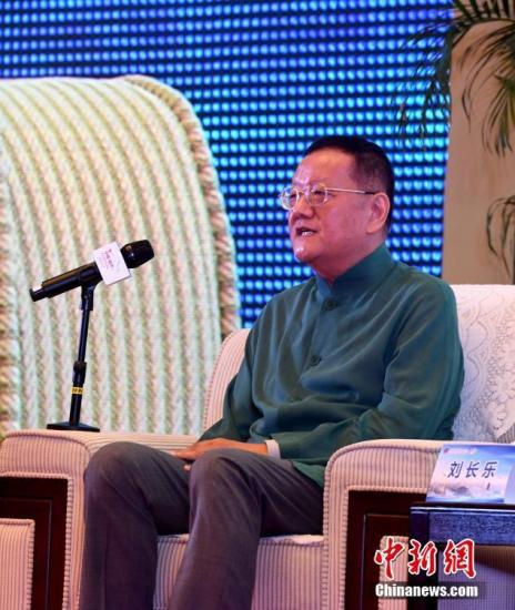 9月10日,凤凰卫视控股有限公司董事局主席兼行政总裁刘长乐在高端论坛上发言。当日,在福州举行的第九届世界华文传媒论坛举行“如何面对‘融媒体’”高端论坛。<a target='_blank' href='http://www.chinanews.com/'>中新社</a>记者 张斌 摄 点击进入下一页