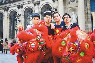 中国侨网在节日之际,法国当地华侨华人会举办一些与中国传统文化相关的活动。 图为宋正铎(右二)在法国波尔多市政府前参与舞狮活动。
