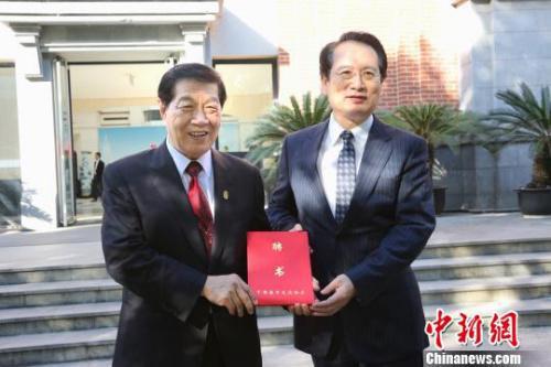 国务院侨办副主任谭天星为李昌钰博士颁发中国海外交流协会顾问聘书。 江兴伟 摄 国务院侨办副主任谭天星为李昌钰博士颁发中国海外交流协会顾问聘书。 江兴伟 摄