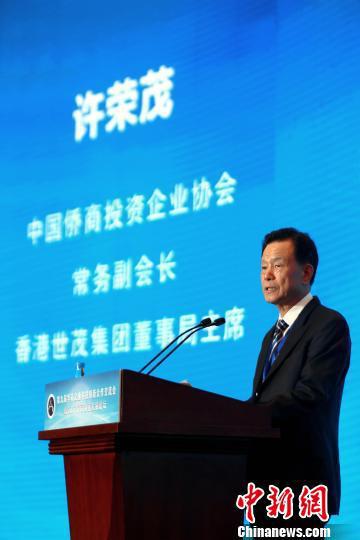 11月28日,中国侨商投资企业协会常务副会长、香港世茂集团董事局主席许荣茂在山东济南举行的第九届“华商企业科技创新合作交流会”上致辞。 梁犇 摄