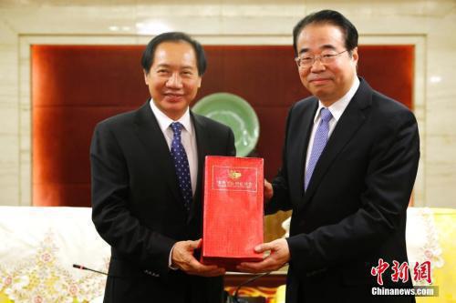 12月5日,国务院侨办党组书记、副主任许又声在北京会见“外国政府官员中文学习班”往届优秀学员访华团。图为许又声(右)与泰中文化经济协会会长颇欣互赠礼物。<a target='_blank' href='http://www.chinanews.com/'>中新社</a>记者 富田 摄 12月5日,国务院侨办党组书记、副主任许又声在北京会见“外国政府官员中文学习班”往届优秀学员访华团。图为许又声(右)与泰中文化经济协会会长颇欣互赠礼物。<a target='_blank' href='http://www.chinanews.com/'>中新社</a>记者 富田 摄
