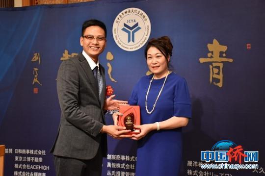 青年会会长樱木翔(左)表彰支持该会发展的全日本华侨华人联合会副会长陈秀姐等人士。 东友 摄 青年会会长樱木翔(左)表彰支持该会发展的全日本华侨华人联合会副会长陈秀姐等人士。 东友 摄