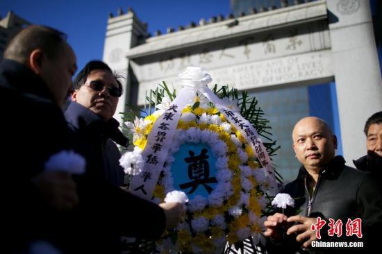 美国福建公所主席郑时甘(左)、副主席郑德良(右)等参加悼念集会。 中新社记者 廖攀
摄