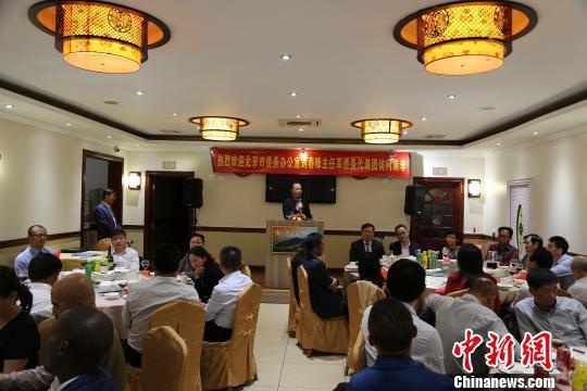 北京市侨务办公室主任刘春锋率侨务代表团访问南非,受到了南非华人社区的热烈欢迎。 宋方灿 摄