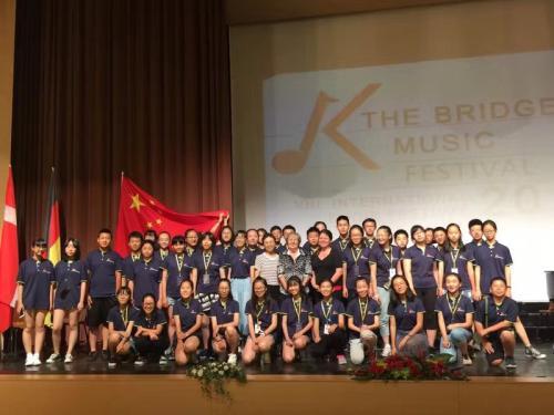 资料图:当地时间2017年7月22日,中国合唱团在匈牙利音乐桥国际艺术节上获佳绩。图为获得金奖的北京潞河中学韵之灵合唱团。(匈牙利《欧洲论坛》) 资料图:当地时间2017年7月22日,中国合唱团在匈牙利音乐桥国际艺术节上获佳绩。图为获得金奖的北京潞河中学韵之灵合唱团。(匈牙利《欧洲论坛》)