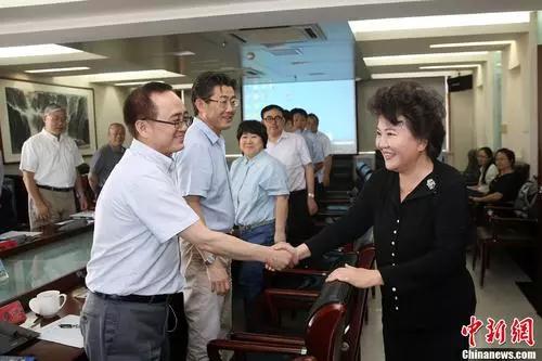 “黄大年像高速运动的转子,围绕国家战略需要的主轴,把一个又一个的科学项目推向世界前沿。黄大年的精神感人至深、催人奋进。”