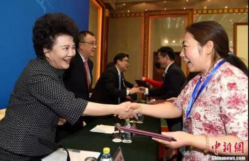 “侨领是各国侨社发展的中坚力量,应有关注住在国和祖(籍)国发展的大视野,有关心海外侨胞福祉的大胸怀,有广泛团结侨团侨胞的大气度,有引领和谐侨社建设的大智慧,有参与民族复兴大业的大抱负。”