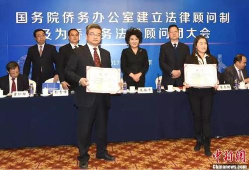 “要切实发挥法律顾问制和为侨服务法律顾问团的优势和作用,不断加强侨务法制建设,完善为侨公共服务,维护侨胞合法权益,为凝聚侨心侨力同圆共享中国梦提供有力的法治保障。”