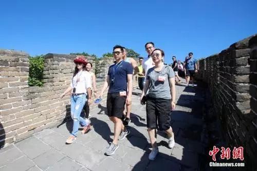 “愿大家在无悔无惧的青春岁月,以激扬鲜活的个性、坚韧顽强的意志、舍我其谁的担当,为海外侨社的和谐兴旺,为住在国和祖籍国的繁荣富强,为世界的和平发展增添浓墨重彩的一笔,在中华民族伟大复兴的旗帜上留下名字。”