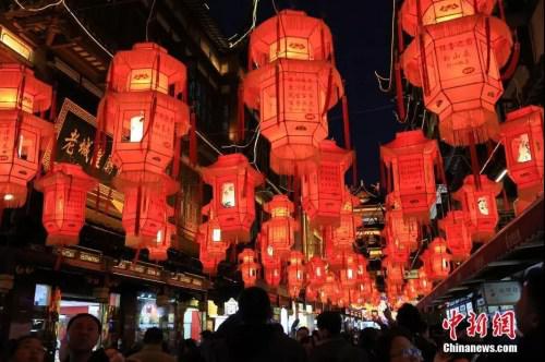 “海外侨胞和归侨侨眷造福桑梓,以家国情怀为中国发展增砖加瓦,为中外友好合作铺路搭桥,为捍卫民族核心利益奔走呼号,为中华文化海外传承辛勤耕耘,汇聚成海内外中华儿女同圆共享民族复兴梦的宏大力量。”