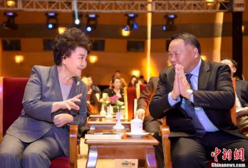 图为裘援平(左)在典礼会场与新闻人物当选代表、巴拿马共和国总统顾问陈国基交流。<a target='_blank' href='http://www.chinanews.com/'>中新社</a>记者 侯宇 摄 图为裘援平(左)在典礼会场与新闻人物当选代表、巴拿马共和国总统顾问陈国基交流。中新社记者 侯宇 摄