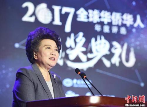 1月10日,由中国新闻社主办的“2017全球华侨华人年度评选”颁奖典礼在北京举行,“2017全球华侨华人十大新闻”在现场揭晓,国务院侨办主任裘援平出席颁奖典礼并致辞。<a target='_blank' href='http://www.chinanews.com/'>中新社</a>记者 侯宇 摄 1月10日,由中国新闻社主办的“2017全球华侨华人年度评选”颁奖典礼在北京举行,“2017全球华侨华人十大新闻”在现场揭晓,国务院侨办主任裘援平出席颁奖典礼并致辞。中新社记者 侯宇 摄