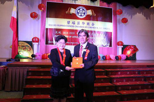 王建群为伍东荣理事长颁发聘书。 王建群为伍东荣理事长颁发聘书。