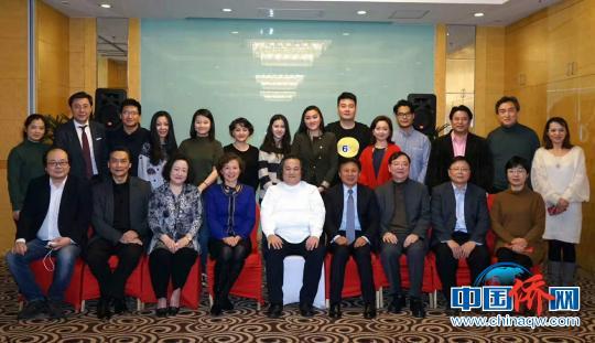 图为演出者与上海市侨办负责人合影留念。 祖忠人 摄 图为演出者与上海市侨办负责人合影留念。 祖忠人 摄
