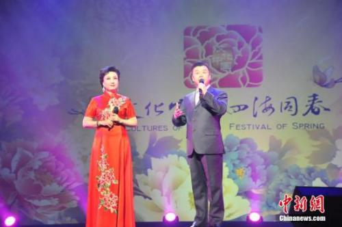 图为京剧名家夫妻档王蓉蓉与杜鹏表演传统京剧《红鬃烈马》中的一出折子戏《五家坡》。 中新社记者 陶煌蟒 摄 资料图,图为京剧名家夫妻档王蓉蓉与杜鹏表演传统京剧《红鬃烈马》中的一出折子戏《五家坡》。 中新社记者 陶煌蟒 摄