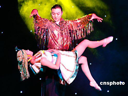 魔术师李宁,他是获世界魔术比赛“金魔棒奖”的亚洲第一人。 魔术师李宁,他是获世界魔术比赛“金魔棒奖”的亚洲第一人。