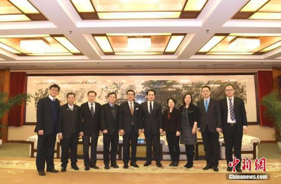 1月30日,中国海外交流协会副会长兼秘书长谭天星在北京会见了马来西亚华人公会总会长、政府交通部长廖中莱。中新社记者 张勤 摄 1月30日,中国海外交流协会副会长兼秘书长谭天星在北京会见了马来西亚华人公会总会长、政府交通部长廖中莱。中新社记者 张勤 摄