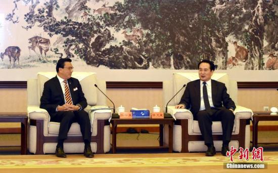1月30日,中国海外交流协会副会长兼秘书长谭天星在北京会见了马来西亚华人公会总会长、政府交通部长廖中莱。中新社记者 张勤 摄 1月30日,中国海外交流协会副会长兼秘书长谭天星在北京会见了马来西亚华人公会总会长、政府交通部长廖中莱。中新社记者 张勤 摄