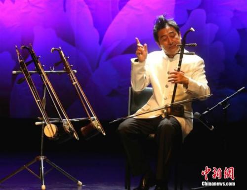 图为杨积强的二胡演奏。中新社记者 赖海隆 摄 资料图,图为杨积强的二胡演奏。中新社记者 赖海隆 摄