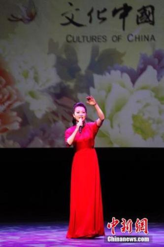 吕薇倾情演绎海外侨胞创作的歌曲《祖国,祝福你》。 中新社记者 余瑞冬 摄 吕薇倾情演绎海外侨胞创作的歌曲《祖国,祝福你》。 中新社记者 余瑞冬 摄