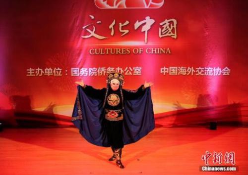 图为中国国家一级演员吴松涛表演川剧变脸。 中新社记者 马德林 摄 图为中国国家一级演员吴松涛表演川剧变脸。 中新社记者 马德林 摄