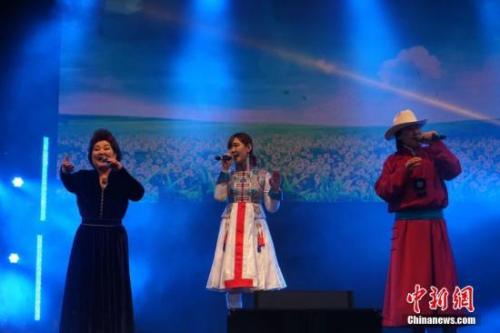 图为“吉祥三宝”组合献上歌曲《春天来了》。中新社记者 付强 摄 资料图,图为“吉祥三宝”组合献上歌曲《春天来了》。中新社记者 付强 摄