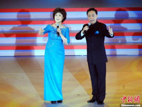 图为著名京剧艺术家李胜素、于魁智右演出交响京剧《蝶恋》、现代京剧《中国京剧》。中新社发 谭达明 摄 资料图,图为著名京剧艺术家李胜素、于魁智右演出交响京剧《蝶恋》、现代京剧《中国京剧》。中新社发 谭达明 摄