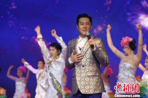图为歌手蔡国庆演出。 吴蒙 摄 图为歌手蔡国庆演出。 吴蒙 摄
