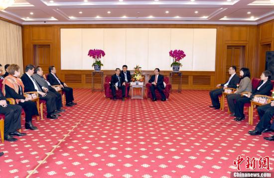 2月7日,中国国务院侨务办公室党组书记、副主任许又声在北京会见菲律宾菲华商联总会访华团。中新社记者 张勤 摄