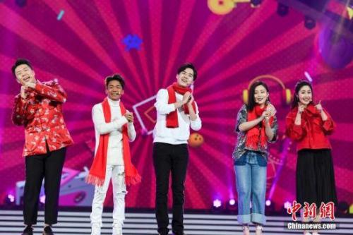 王宝强、刘昊然携手主持人载歌载舞 王宝强、刘昊然携手主持人载歌载舞