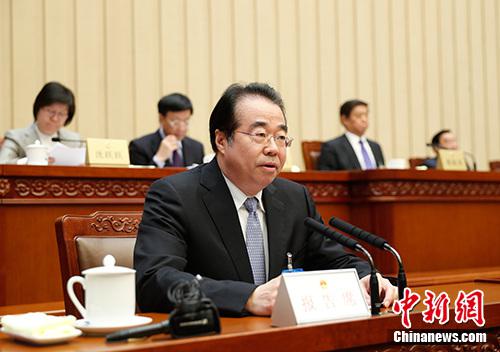 4月25日,十三届全国人大常委会第二次会议在北京召开。受国务院委托,国务院侨务办公室主任许又声作了关于华侨权益保护工作情况的报告。中新社记者 杜洋 摄 4月25日,十三届全国人大常委会第二次会议在北京召开。受国务院委托,国务院侨务办公室主任许又声作了关于华侨权益保护工作情况的报告。中新社记者 杜洋 摄