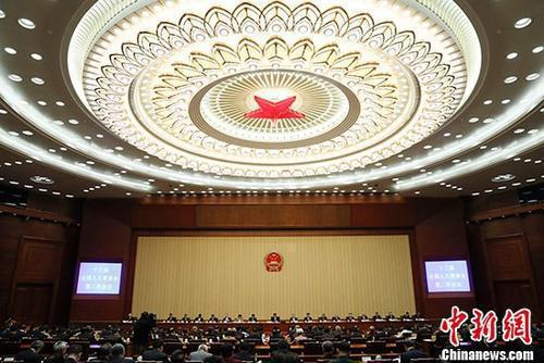 4月27日,十三届全国人大常委会第二次会议举行闭幕会。会议表决通过了人民陪审员法,表决通过了英雄烈士保护法,表决通过了国务院机构改革涉及法律规定的行政机关职责调整问题的决定,表决通过了设立上海金融法院的决定。 <a target='_blank' href='http://www.chinanews.com/'>中新社</a>记者 杜洋 摄 4月27日,十三届全国人大常委会第二次会议举行闭幕会。会议表决通过了人民陪审员法,表决通过了英雄烈士保护法,表决通过了国务院机构改革涉及法律规定的行政机关职责调整问题的决定,表决通过了设立上海金融法院的决定。 中新社记者 杜洋 摄