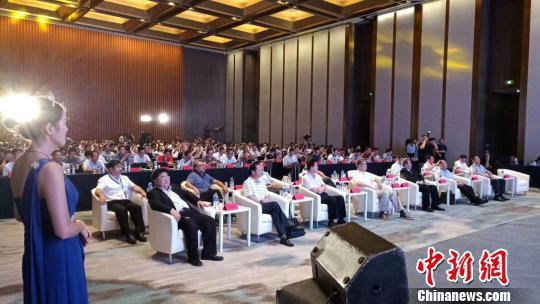 第七届闽商论坛在福州举行,海内外三百闽商参会。 陈建光 摄 第七届闽商论坛在福州举行,海内外三百闽商参会。 陈建光 摄