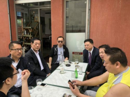 任俐敏等华侨华人会主席团成员与华人维权热心人士讨论下一步的维权行动。(法国《欧洲时报》/孔帆 摄) 任俐敏等华侨华人会主席团成员与华人维权热心人士讨论下一步的维权行动。(法国《欧洲时报》/孔帆 摄)