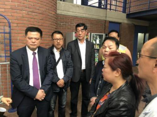 任俐敏(左1)等与参加庭审的张朝林家属(右2)交谈。(法国《欧洲时报》/孔帆 摄) 任俐敏(左1)等与参加庭审的张朝林家属(右2)交谈。(法国《欧洲时报》/孔帆 摄)