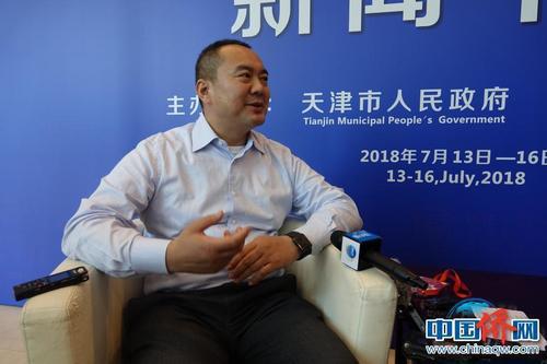 北京金恒丰科技有限公司董事长、美国华人企业家联合会会长施乾平讨论“中国制造”。 周欣嫒 摄