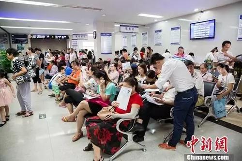 资料图 公安局出入境办证大厅业务火爆 <a target='_blank' href='http://www.chinanews.com/'>中新社</a>记者 刘梦璇 摄 资料图 公安局出入境办证大厅业务火爆 中新社记者 刘梦璇 摄