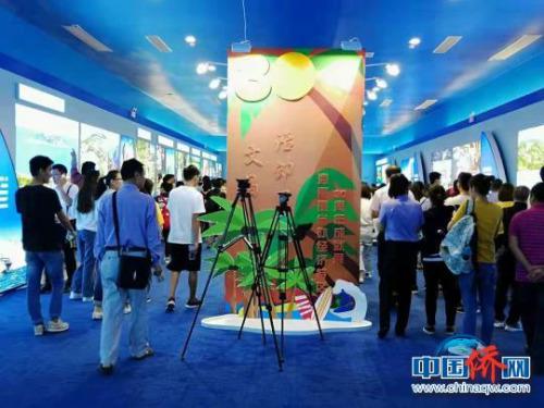 众人参观文昌主题图片展。 张茜翼 摄 众人参观文昌主题图片展。 张茜翼 摄