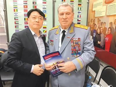图为吴昊(左)向全俄老战士委员会副主席格涅兹季洛夫赠送《中国新闻》杂志