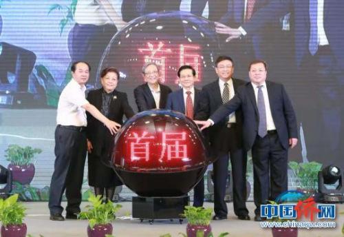 首届世界华商商会领袖博鳌峰会暨2018海上丝绸之路与中国品牌战略高峰论坛开幕。 颜振武 摄 首届世界华商商会领袖博鳌峰会暨2018海上丝绸之路与中国品牌战略高峰论坛开幕。 颜振武 摄