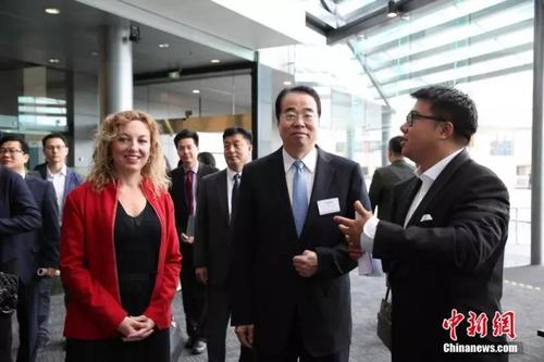 图为许又声(中)与新西兰青年发展部执行长Linn Araboglos、新西兰中华青年联合会会长孙朕邦(右)出席论坛
