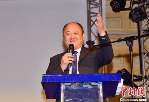资料图:当地时间 当地时间6月18日晚,法国议会选举第二轮投票结束,巴黎市议员、巴黎十三区副区长陈文雄在巴黎第九选区胜选,成为法国本土首位华裔国民议会议员。图为陈文雄在巴黎十三区区政府发表胜选演讲。中新社记者 龙剑武 摄