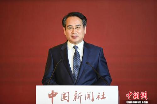 12月21日,由中国新闻社主办的国是论坛“新时代·新经济”2017年会在北京举行。图为国务院侨务办公室副主任谭天星致辞。 中新社记者 崔楠 摄
