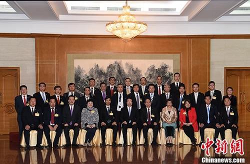 中国侨网4月12日,中央统战部副部长、国务院侨务办公室主任许又声在北京会见菲律宾丝绸之路国际商会访华团。 中新社记者 张勤 摄