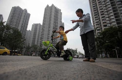 Residents enjoy their leisure time in Minxinjiayuan community, a public rental project in Liangjiang New Area, Chongqing. By 2020, the city aims to have nearly four million more permanent residents in the 1,200-sq-km area. (Photo/China Daily)