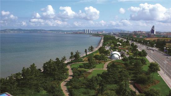 The littoral highway traversing Weihai is a popular route to enjoy the city's fascinating coastal landscape. (Photo provided to chinadaily.com.cn)