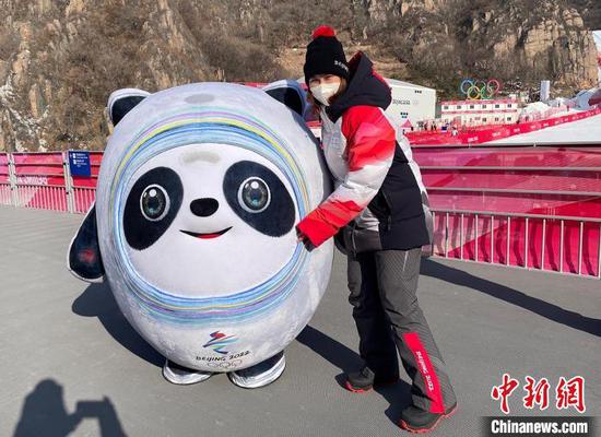 阿依健·叶尔波与北京冬奥会吉祥物冰墩墩合影。　阿依健·叶尔波提供