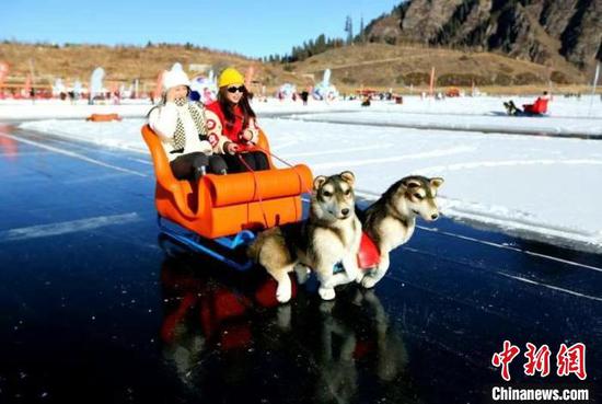 游客体验冰上运动带来的乐趣，畅享精彩纷呈冰雪季。　刘英 摄