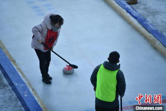 伊宁市面向公众开放的专业冰壶赛道迎来了一场“迎新春·助奥运”的冰壶比赛。　顾晓霞　摄